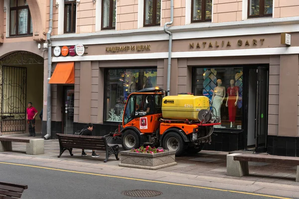 俄罗斯莫斯科 2020年7月27日 一辆洒水车在昂贵商品商店前面的人行道上洒水 — 图库照片