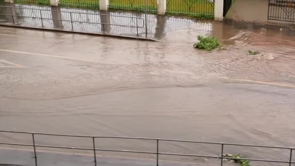 街に注ぐ 水が道路に氾濫し トップビュー — ストック動画