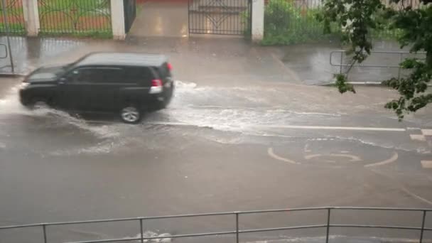 市内のダウンプール 車が運転する洪水の多い街の通り トップビュー — ストック動画