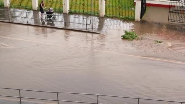 Hujan Lebat Kota Banjir Jalanan Kota Mana Mobil Mobil Drive — Stok Video