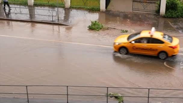 Downpour Στην Πόλη Πλημμμμυρισμένο Δρόμο Της Πόλης Κατά Μήκος Της — Αρχείο Βίντεο