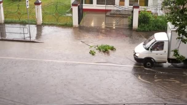 Felhőszakadás Városban Elárasztott Városi Utca Amely Mentén Autók Vezetnek Felülnézet — Stock videók