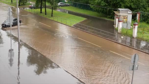 Ливень Городе Затопленная Улица Города Вдоль Которой Ездят Автомобили Вид — стоковое видео