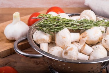 Vejetaryen güveç malzemeleri - mantar, domates, sarımsak ve biberiye, yakın plan