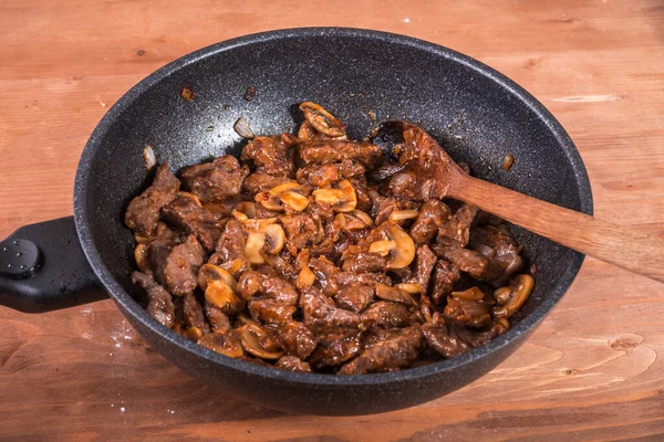 Cocinar Stroganoff Ternera Con Champiñones Cortes Fritos Ternera Con Champiñones — Foto de Stock