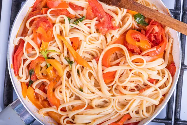 Vegetarische Linguini Pasta Mit Tomaten Und Paprika Der Pfanne Von — Stockfoto