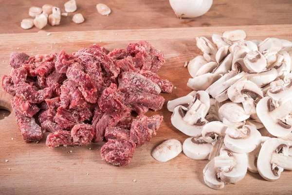 Pedaços Carne Vaca Cortada Tiras Desossada Farinha Champinhons Cortados Uma — Fotografia de Stock