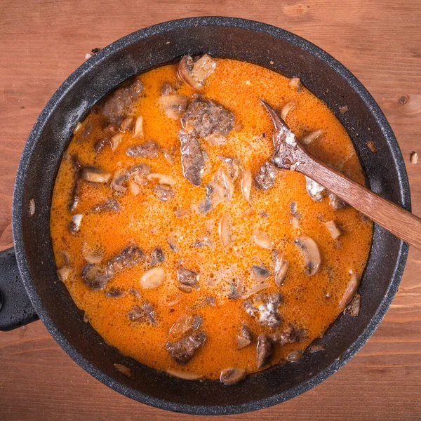 Cozinhando Stroganoff Carne Vaca Uma Panela Com Tomate Molho Creme — Fotografia de Stock