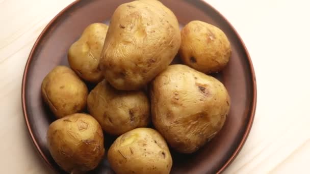 Lerplåt Med Kokt Potatis Ett Skal — Stockvideo