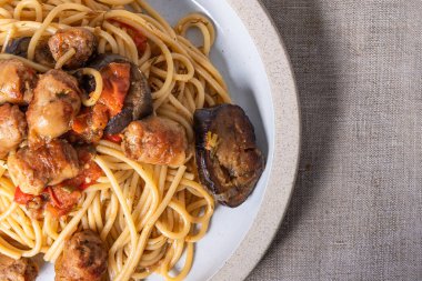 Sosisli spagetti ve patlıcan tabakta, üst manzara, yakın çekim - geleneksel İtalyan makarnası