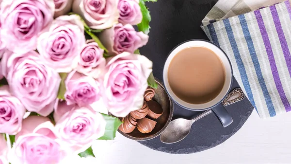 Romantische Eigenkomposition Ein Strauß Rosa Rosen Und Ein Glas Mit — Stockfoto