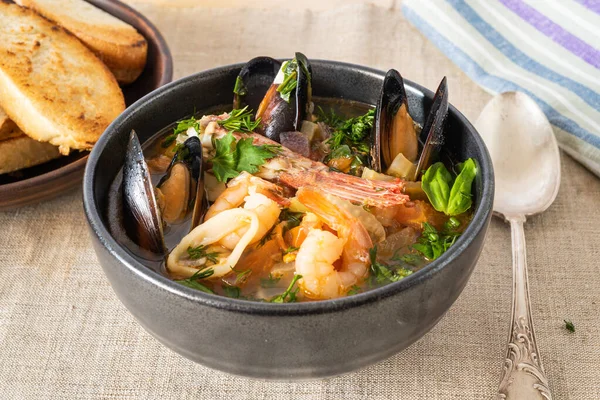 Sup Dengan Makanan Laut Udang Cumi Cumi Cincin Dan Kerang — Stok Foto