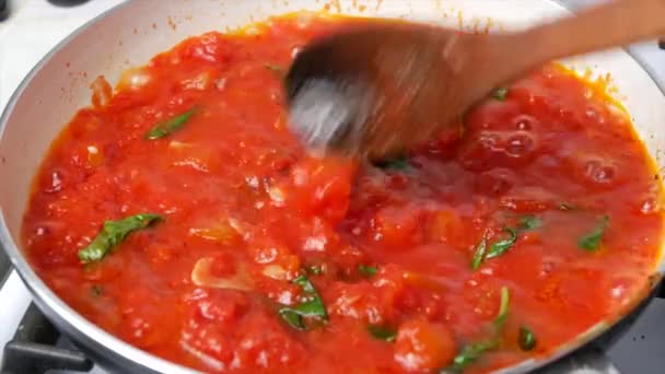 Tavada Domates Sosu Pişirmek Yakın Plan Talyan Yemeği — Stok video