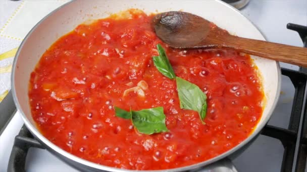 프라이팬에서 토마토 나라를 조리하고 클로즈업합니다 이탈리아 — 비디오