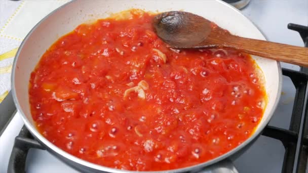 Cocinar Salsa Tomate Marinara Una Sartén Cerca Comida Italiana — Vídeo de stock