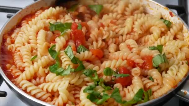 Cocinar Pasta Con Salsa Tomate Marinara Girandole Con Salsa Tomate — Vídeo de stock