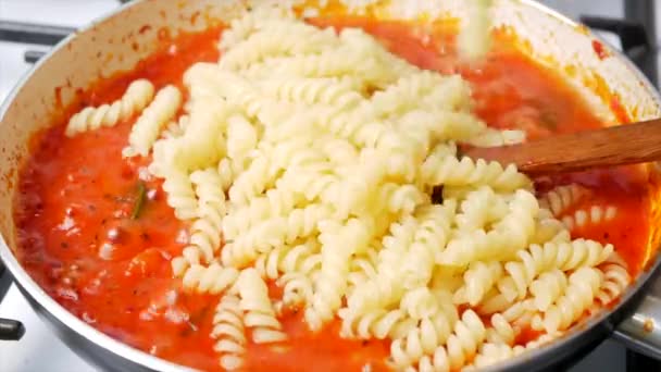 Matlagning Pasta Med Tomatsås Marinara Girandole Med Tomatsås — Stockvideo