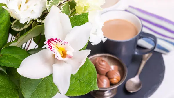 Romantisches Frühstück Weiße Orchidee Blumenstrauß Nahaufnahme Vor Dem Hintergrund Einer — Stockfoto
