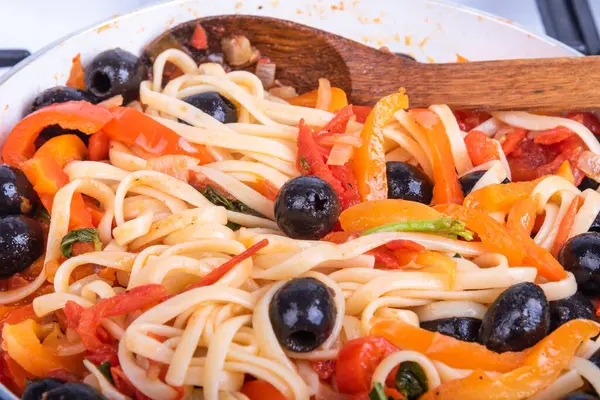 Italienische Linguini Pasta Mit Paprika Und Tomaten Und Oliven Aus — Stockfoto