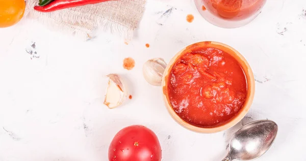 나무로 그릇에 토마토와 뜨거운 소스를 재료를 위에서 — 스톡 사진