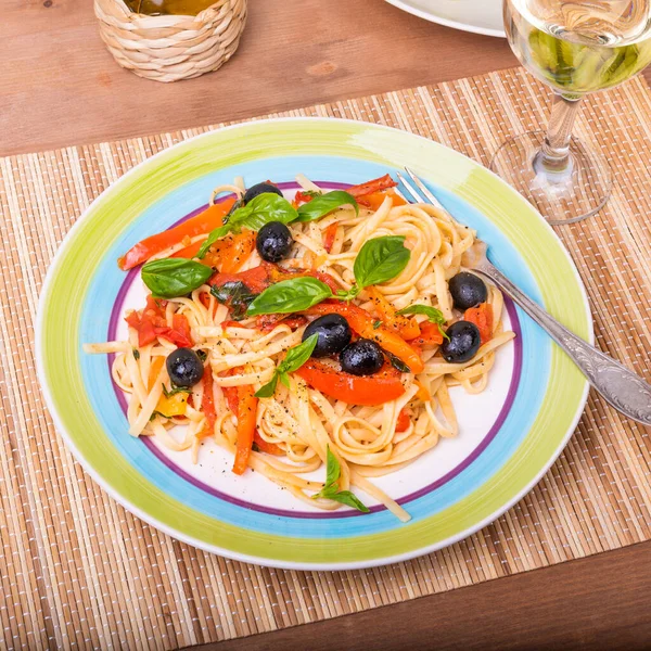 Portion Vegetarische Pasta Spaghetti Mit Paprika Und Oliven Mit Basilikumblättern — Stockfoto