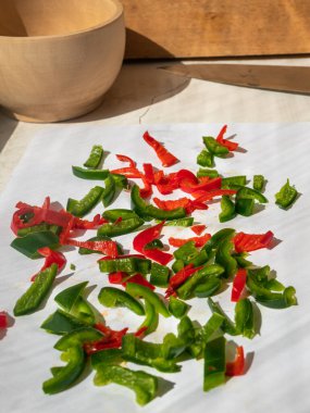 Kırpılmış kırmızı biber ve evde pişirmek için yeşil biberler pencere kenarında kurutuluyor.