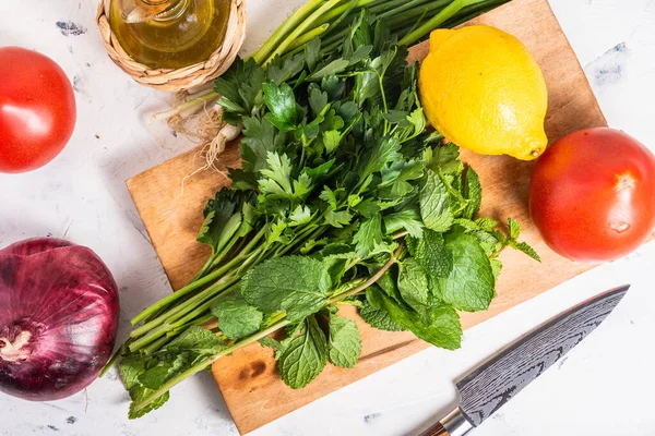 Ingredientes Para Hacer Ensalada Vegetariana Tomates Cebolla Limón Menta Con — Foto de Stock