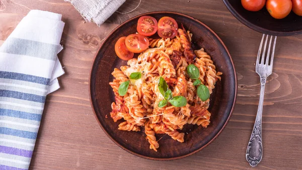 Italské Pečené Těstoviny Fusilli Rajčatové Omáčce Sýrem Cheri Rajčaty Talíři — Stock fotografie