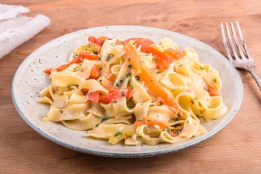 Krema soslu makarna, tabakta dolmalık biber yakın plan, dolmalık biberli fettucine.