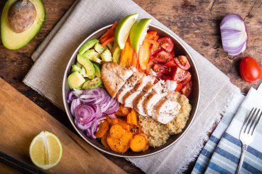 Dilimlenmiş tavuk göğsü, kinoa salatası, avokado, tabakta sebze, malzemeler, üst manzara, düz katman - organik gıda