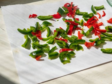 Biberleri doğradım, küçük parçalara ayırdım, evde güneşte kurutuldum pencere pervazında, ev yapımı hazırlıklar, yakın plan.