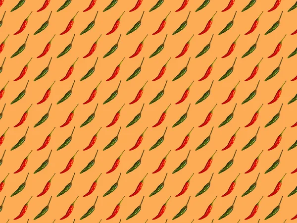 Wzór Naprzemiennie Czerwoną Zieloną Papryką Beżowym Tle — Zdjęcie stockowe