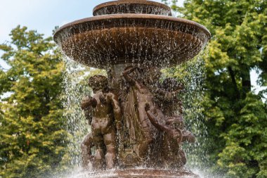 Moskova, Rusya. 27 Temmuz 2020. Meleklerin figürleriyle dolu güzel bir park çeşmesi.