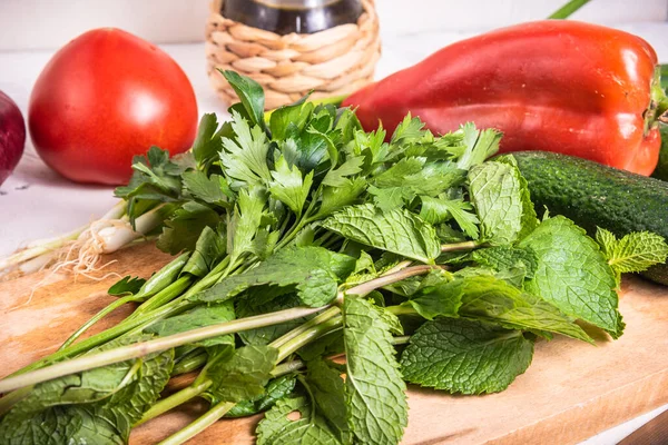 Ingredientes Para Cocinar Ensalada Vegana Racimos Perejil Menta Una Tabla — Foto de Stock