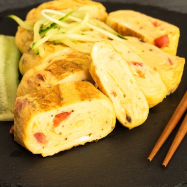 Çubuklu domatesli Kore omleti, yakın plan.