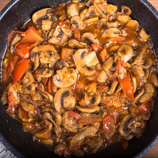 Guisado Vegetal Com Cogumelos Champinhons Tomates Uma Panela Visão Superior — Fotografia de Stock