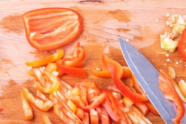 Tahtada dilimlenmiş dolma biber, yakın plan, bıçakla.