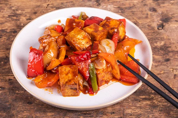 Tofu Agridulce Con Pimientos Cebollas Plato Sobre Una Mesa Madera — Foto de Stock