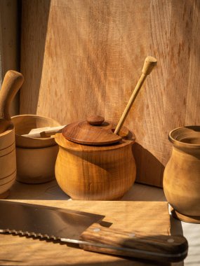 Mutfaktaki pencere eşiğinde ahşap kaplar, yakın plan.