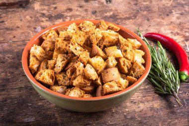 Biberiye ve acı biberiyeyle pişirilmiş kızarmış kıtır ekmek kırsal bir masada, yakın plan.