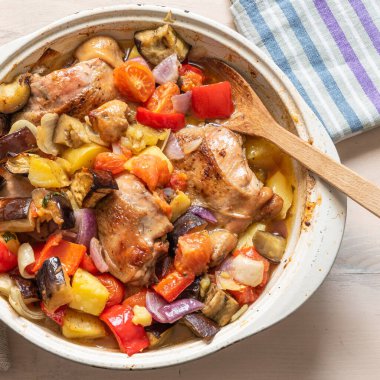 Emaye tavada sebzeyle pişirilmiş tavuk parçaları, üst manzara - Akdeniz mutfağı