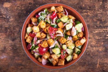 Kil kasede İtalyan panzanella salatası seçeneklerinden biri, üst manzara.