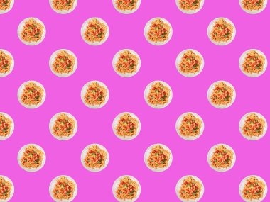 Mutfak deseni İtalyan vejetaryen fusilli makarna ile domates ve kırmızı arka planda kırmızı biber.