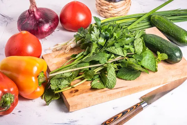 Ingredientes Para Preparar Una Ensalada Vegetariana Con Tomates Pimientos Cebollas — Foto de Stock