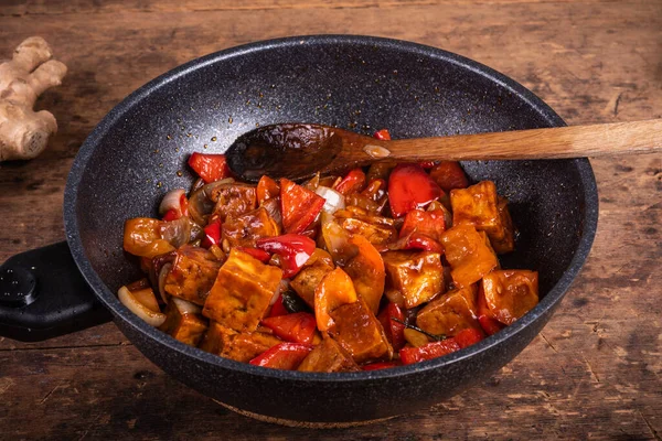 Cuisson Tofu Aigre Doux Avec Oignons Poivrons Dans Une Casserole — Photo