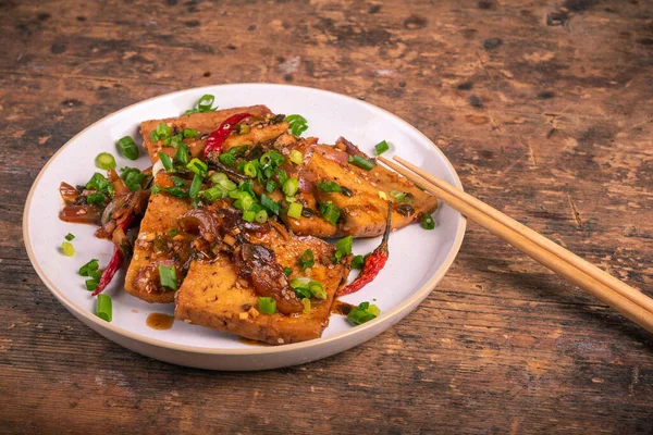 Stekt Tofu Med Varm Paprika Och Grön Lök Tallrik Med — Stockfoto