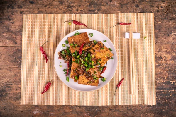 Kryddig Kinesisk Vegetarisk Maträtt Kryddig Stekt Tofu Beströdd Med Vårlök — Stockfoto