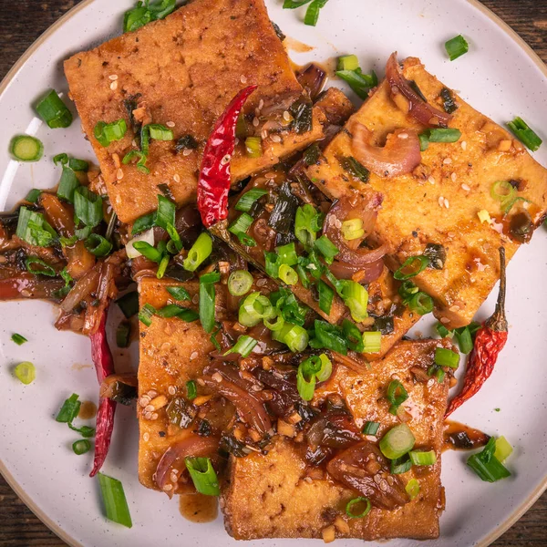 Plat Végétarien Asiatique Épicé Tofu Frit Épicé Saupoudré Oignons Printemps — Photo