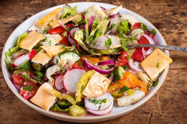 Salade Méditerranéenne Végétalienne Fattoush Laitue Tomate Concombre Oignon Pita Dans — Photo