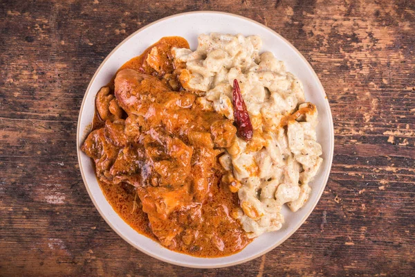 Hamur köfteli tavuk paprikash, gnocchi geleneksel bir Macar yemeğidir. Bir porsiyon haşlanmış tavuk, kırmızı biberli ve ekşi kremalı.